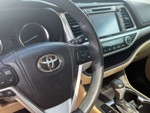 Used 2014 Toyota Highlander XLE FWD image 9