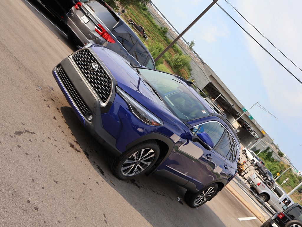 Used 2024 Toyota Corolla Cross XLE w/ Convenience Package FWD image 3