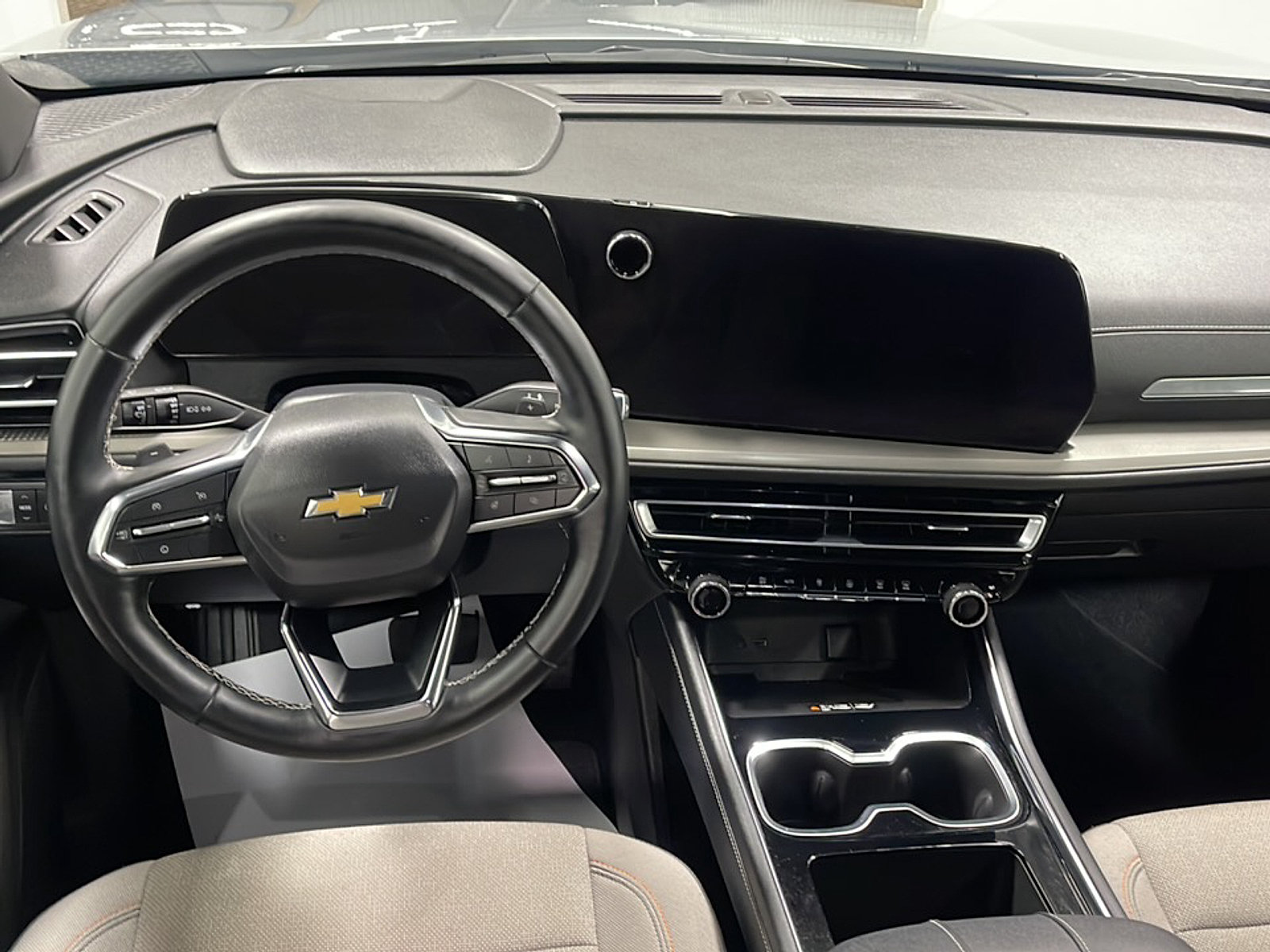 Used 2026 Chevrolet Traverse LT w/ Driver Confidence Package FWD image 3