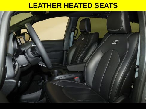 Used 2023 Chrysler Pacifica Touring-L w/ Uconnect Theater Family Group AWD/4WD image 3