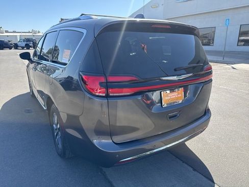 Certified 2021 Chrysler Pacifica Limited image 3