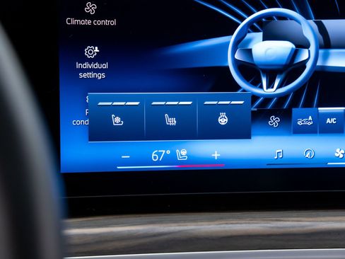 Certified 2024 BMW 760i xDrive image 28