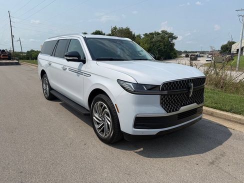 Used 2026 Lincoln Navigator L Premier AWD/4WD image 2