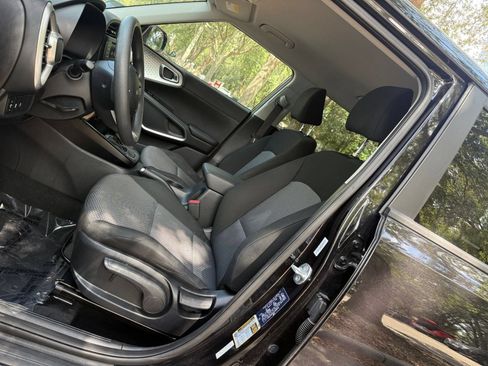 Used 2025 Kia Soul LX w/ LX Technology Package FWD image 24