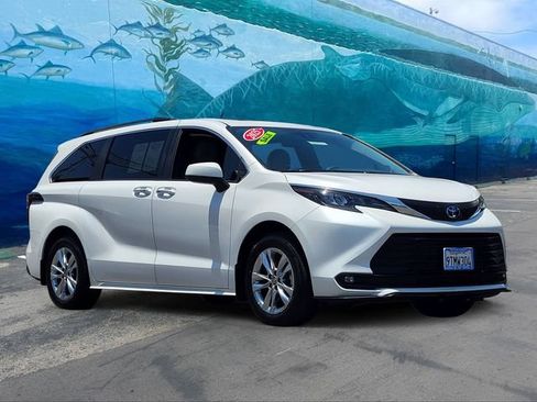Used 2025 Toyota Sienna XLE w/ XLE Plus Package FWD image 1