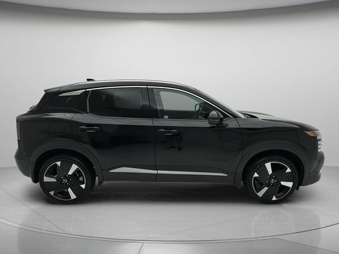 Used 2025 Nissan Kicks SR AWD/4WD image 3