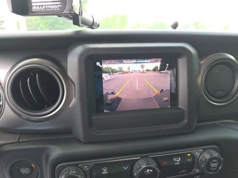 Used 2023 Jeep Gladiator Sport AWD/4WD image 16