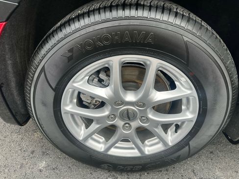 Used 2024 Chrysler Pacifica Touring-L image 9