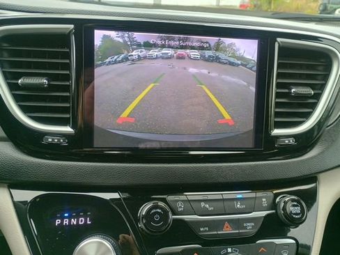 Certified 2023 Chrysler Pacifica Touring-L FWD image 28