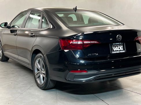 Used 2024 Volkswagen Jetta SE FWD image 3