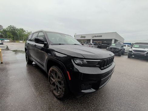 Used 2025 Jeep Grand Cherokee L Altitude AWD/4WD image 3