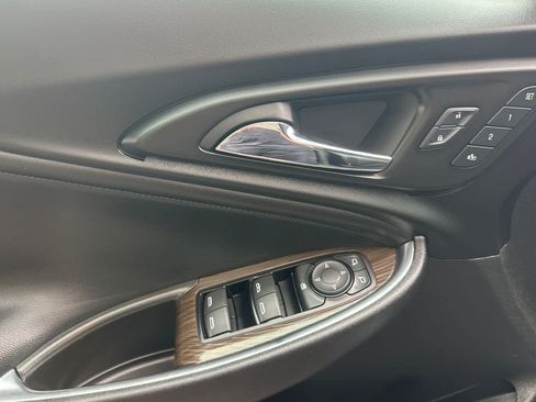 Used 2017 Chevrolet Malibu Premier w/ Premier Sun and Wheel Package FWD image 12