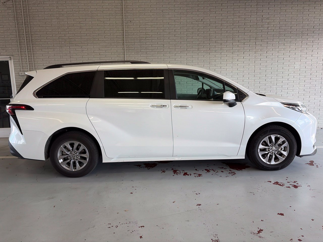Used 2026 Toyota Sienna XLE FWD image 2
