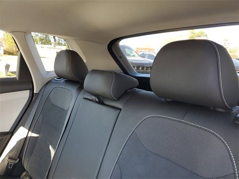 Certified 2025 Volkswagen Taos SE image 9