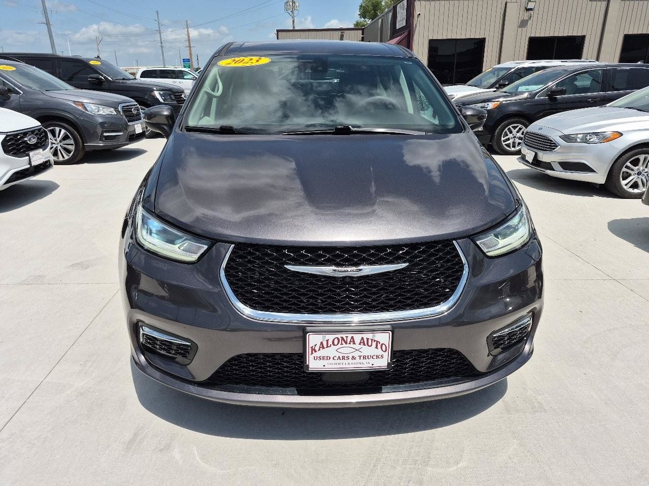 Used 2023 Chrysler Pacifica Touring-L FWD image 3