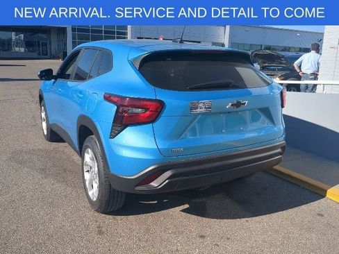 Used 2025 Chevrolet Trax LS w/ LS Convenience Package FWD image 4