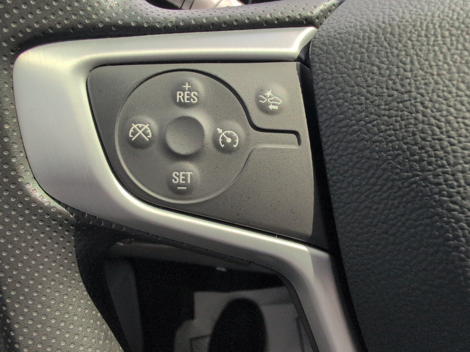 Used 2024 GMC Terrain SLE w/ Driver Convenience Package FWD image 28