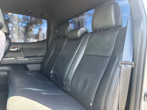 Used 2022 Toyota Tacoma TRD Off-Road image 10