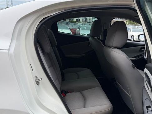 Used 2019 Toyota Yaris L FWD image 17