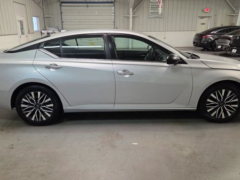 Used 2025 Nissan Altima 2.5 SV FWD image 9