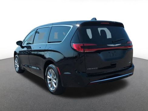 Used 2024 Chrysler Pacifica Touring-L AWD/4WD image 4
