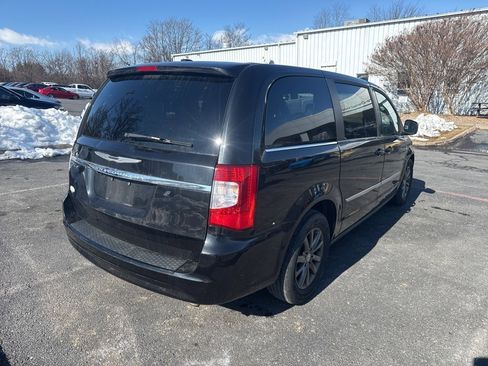 Used 2015 Chrysler Town & Country S image 4