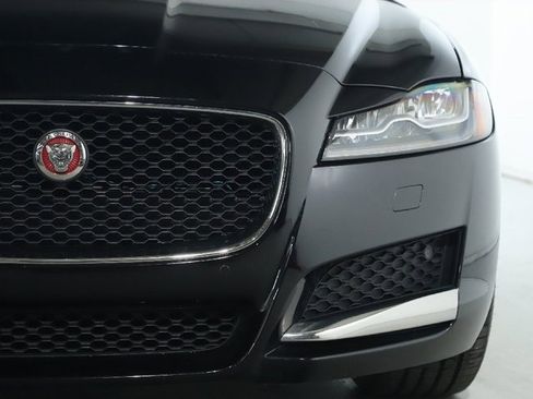 Used 2018 Jaguar XF Premium image 42