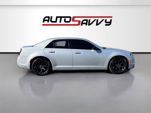 Used 2019 Chrysler 300 Touring w/ Sport Appearance Package image 8