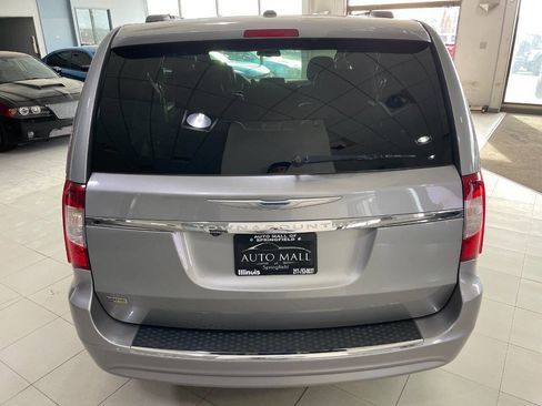 Used 2014 Chrysler Town & Country Touring image 6