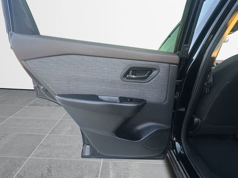 Used 2023 Nissan Rogue S image 15