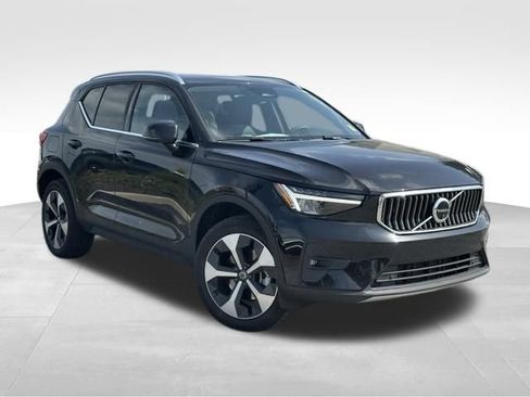 Used 2025 Volvo XC40 B5 Plus AWD/4WD image 1