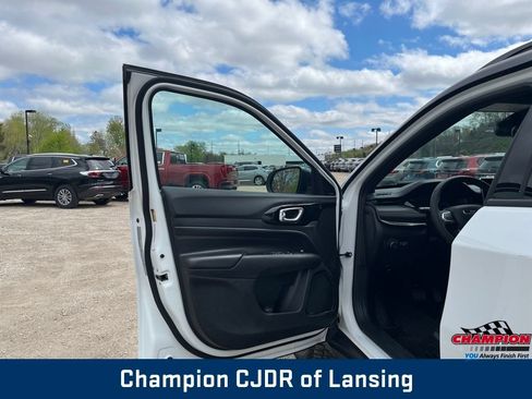 Used 2025 Jeep Compass Trailhawk AWD/4WD image 16