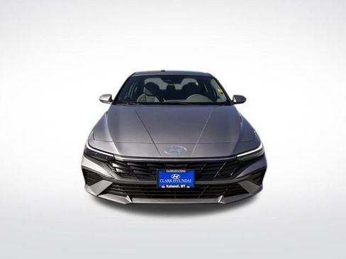 Used 2025 Hyundai Elantra SE FWD image 2
