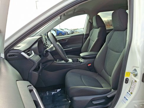 Used 2021 Toyota RAV4 LE image 13
