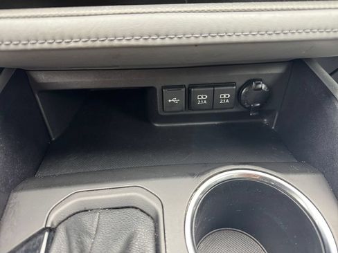 Used 2021 Toyota Highlander XLE AWD/4WD image 24