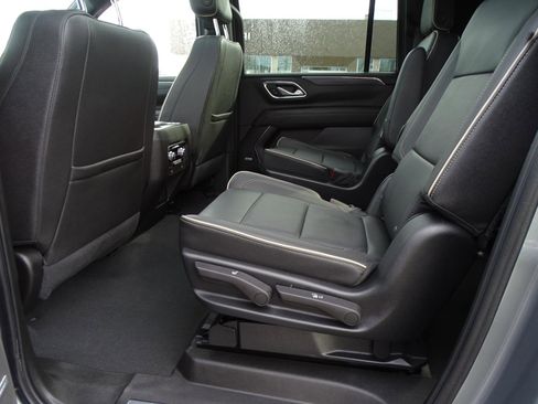 Used 2023 GMC Yukon XL SLT image 11