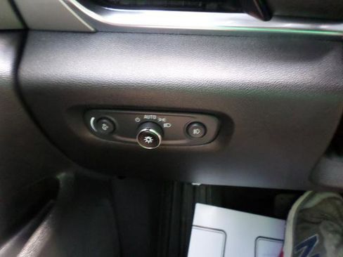 Used 2021 Chevrolet Traverse LT image 19