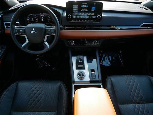 Used 2023 Mitsubishi Outlander SEL image 11
