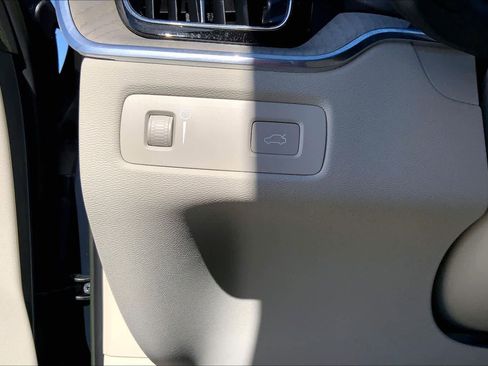 Used 2022 Volvo XC60 B5 Inscription w/ Advanced Package image 32