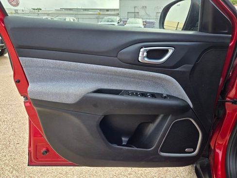 Used 2025 Jeep Compass Latitude w/ Sun & Sound Group image 13