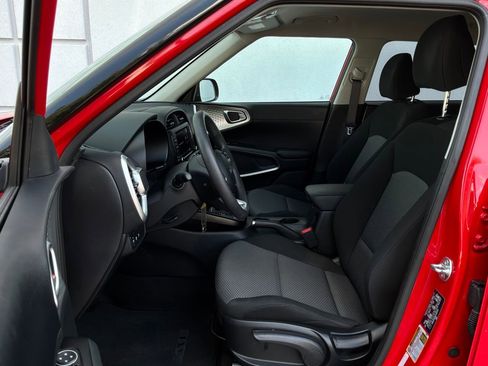 Used 2025 Kia Soul LX w/ LX Technology Package FWD image 10
