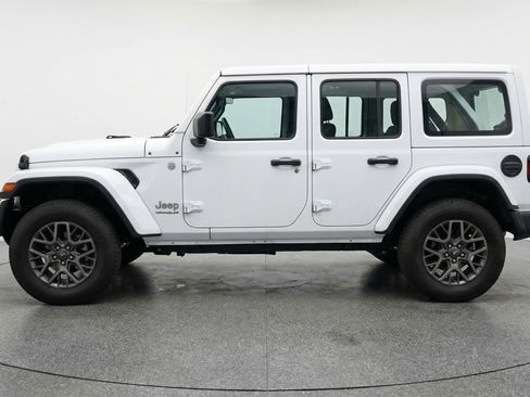 Used 2025 Jeep Wrangler Sahara image 5