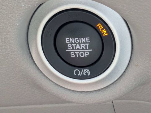 Used 2024 Chrysler Pacifica Touring-L FWD image 32