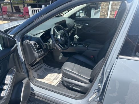 Used 2024 Nissan Rogue SL AWD/4WD image 14