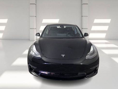 Used 2022 Tesla Model 3 Standard Range image 3