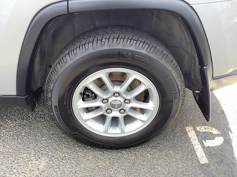 Certified 2020 Jeep Grand Cherokee Laredo image 7