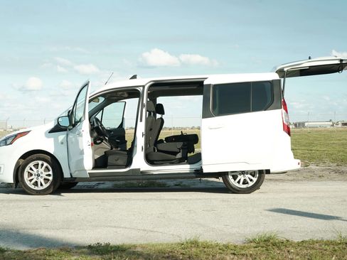 Used 2021 Ford Transit Connect XLT FWD image 7