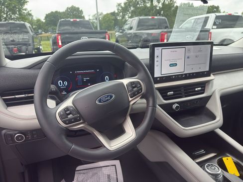 Certified 2025 Ford Explorer Active w/ Active Comfort Package AWD/4WD image 9