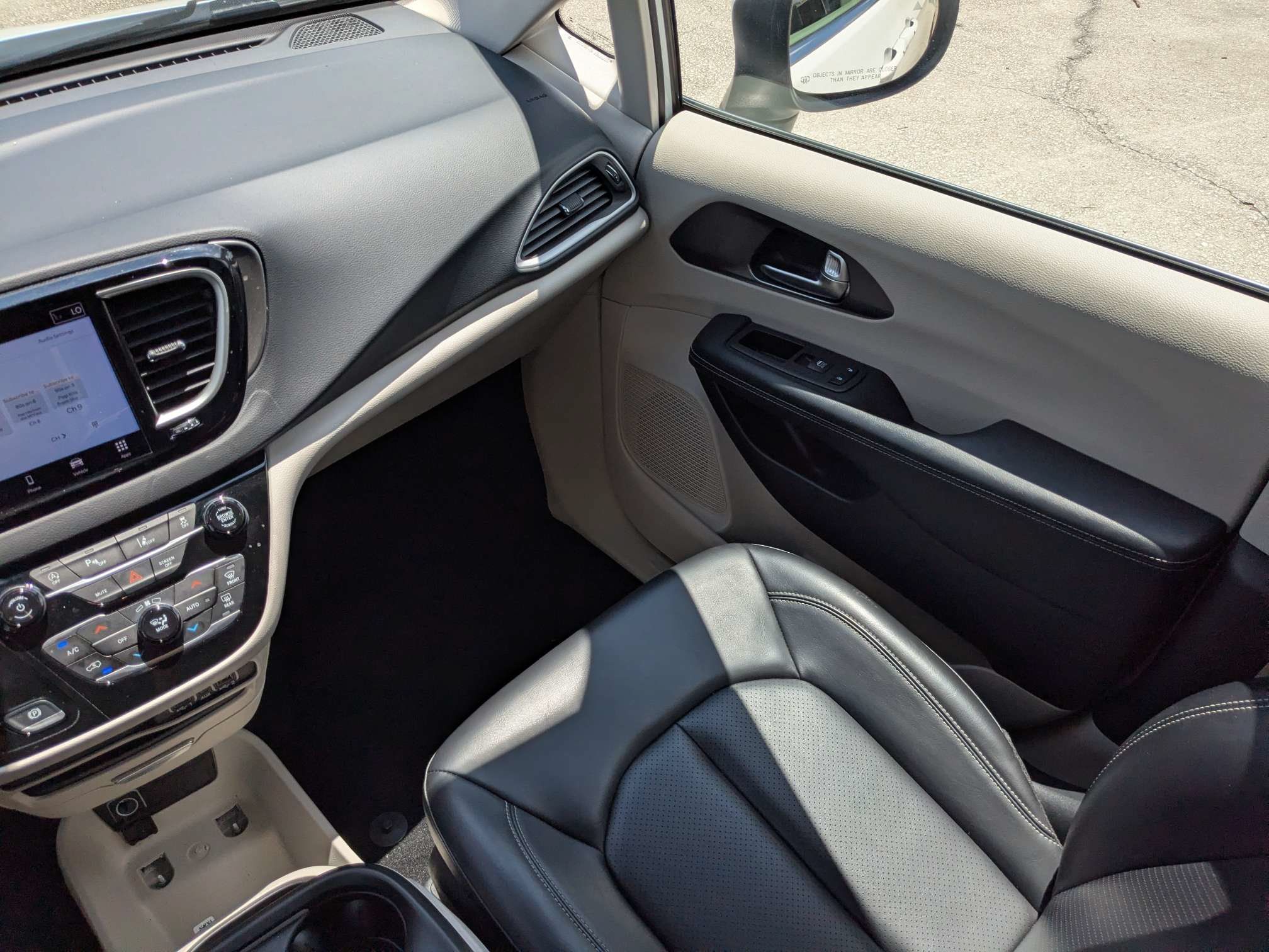Used 2023 Chrysler Pacifica Touring-L FWD image 19