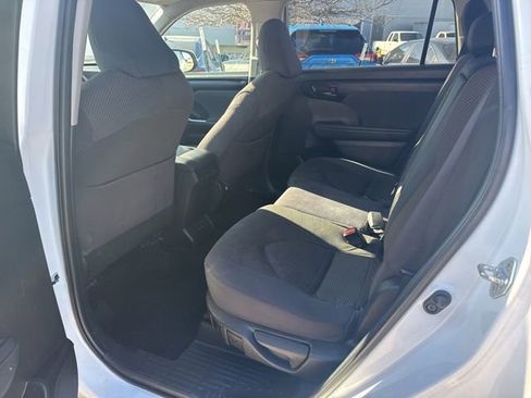 Used 2022 Toyota Highlander LE image 9